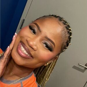 Meet your Posher, Zainab